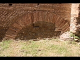 03630 ostia - regio i - insula iii - caseggiato del mitreo di menandro (i,iii,5) - via dei balconi - raum 5 - detail an der nordwand - 06-2024.jpg